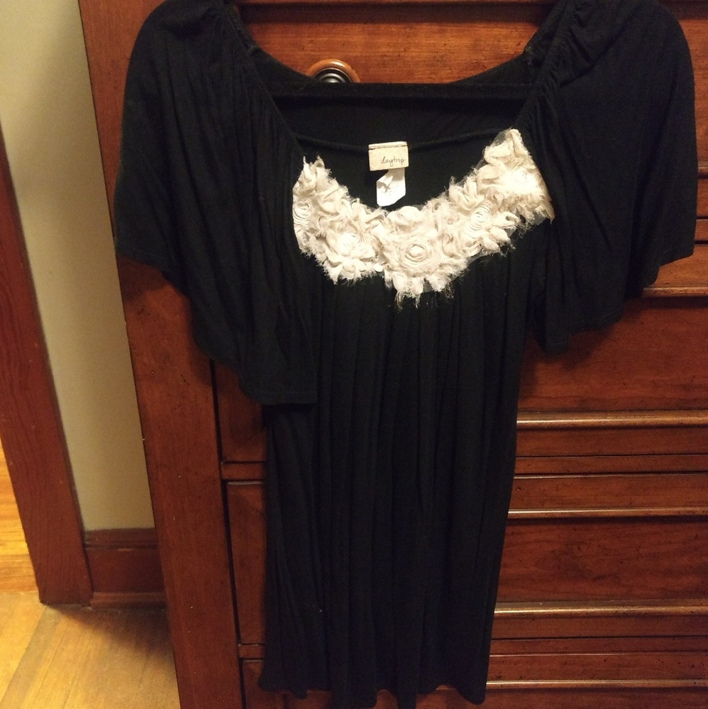 Daytrip blouse with flower detail